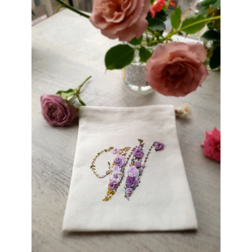 手刺繡 立體玫瑰花束口袋 字母 W