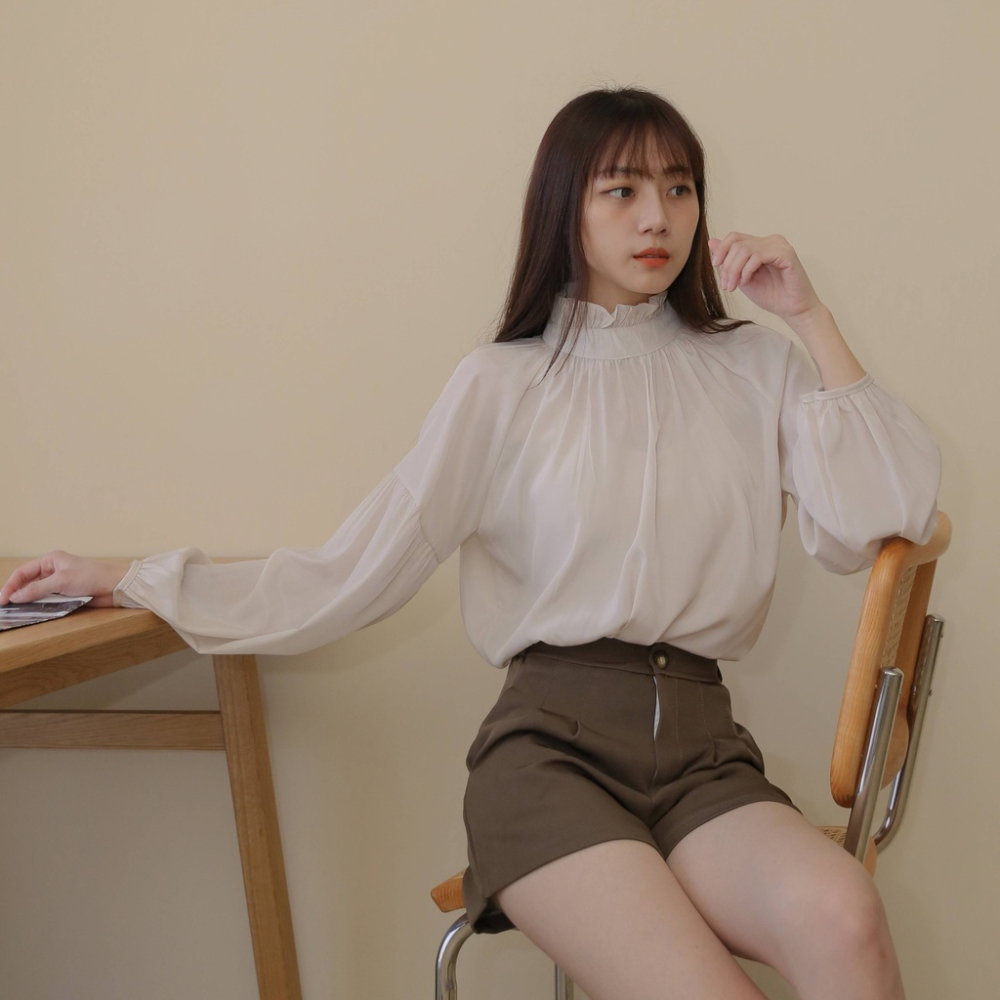 【Our Studio】法式花邊立領落肩復古長袖上衣 杏色(現貨)