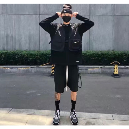 Nike 很帥的背心 馬甲 外套 機能戰術工裝，口袋外穿潮！三種不同面料拼接，工藝難度相當之高，複雜的包邊工藝，慢慢的機
