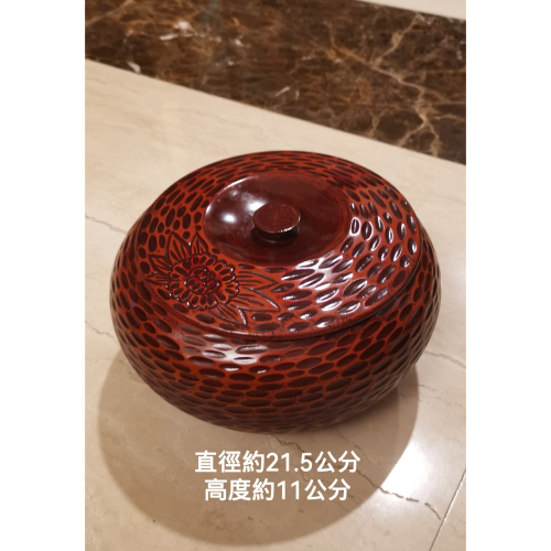 天然木高級美術漆器糖果盒，有一處小瑕疵
